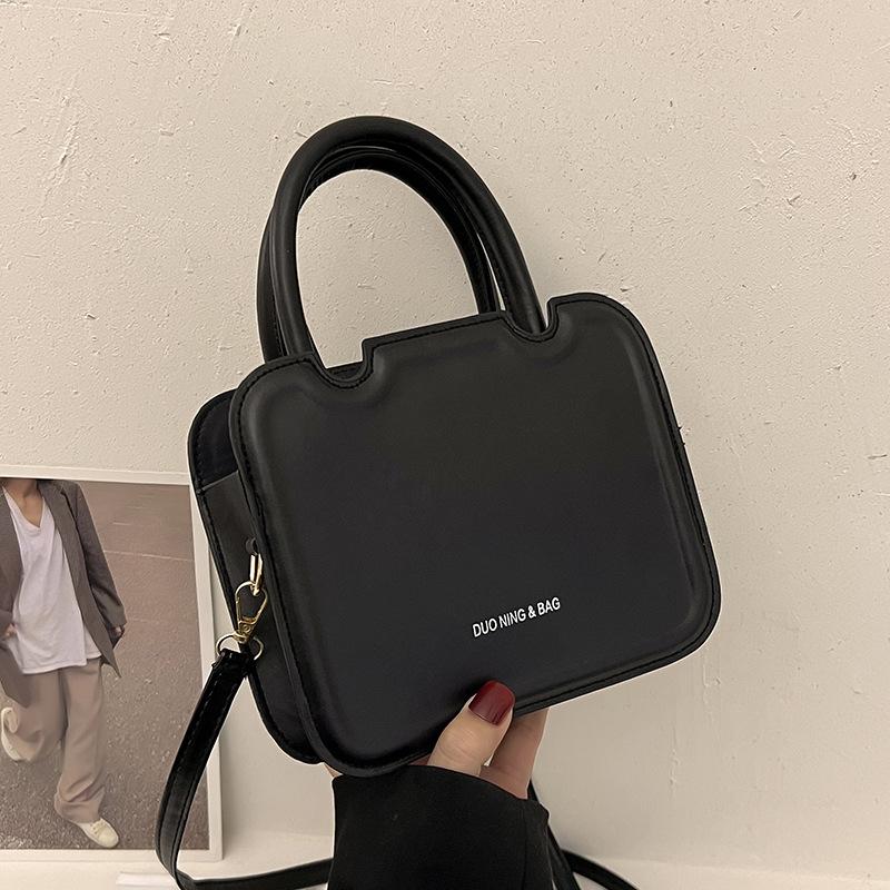 

Retro pressure shell biscuit bag popular new fashion bronzing letter messenger bag texture solid color shoulder handbag чорний