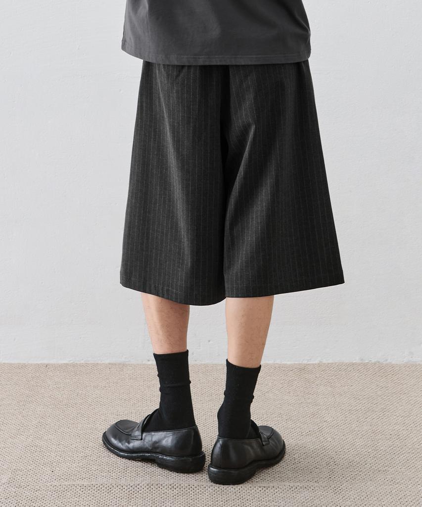 DRAW FIT Pinstripe Long Bermuda Slacks [Charcoal]
