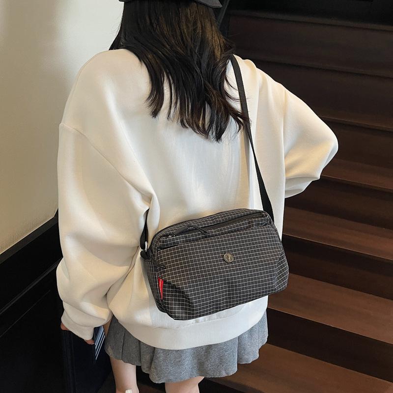 New shoulder bag underarm bag design sense fashionable and popular high-end bag messenger bag women's simple messenger bag