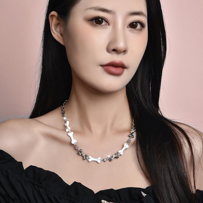 Niche Bone Series Zircon Choker: Trendy Sweet Cool Necklace with Personality Fashion Clavicle Chain.