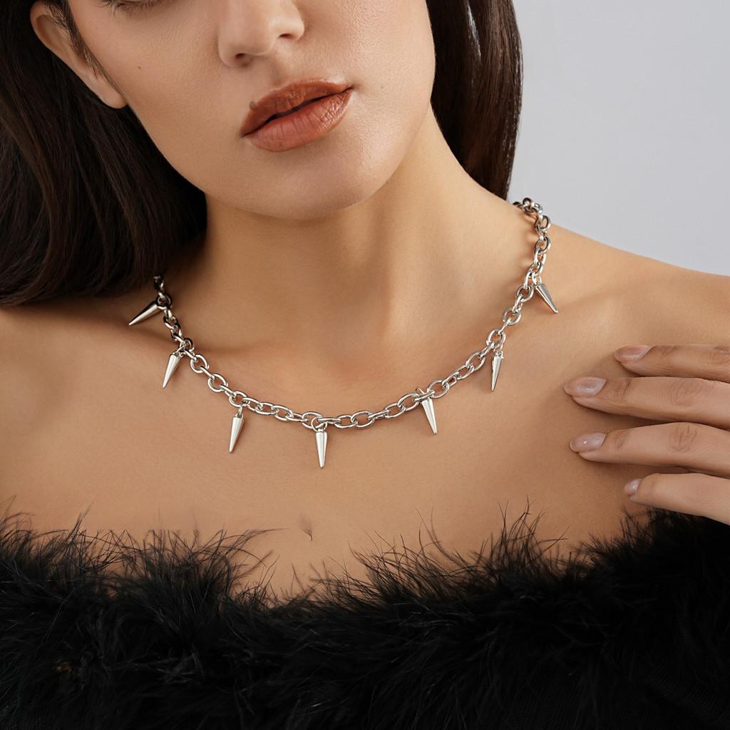 Trendy Minimalist Alloy Pendant Necklace For Women Featuring Elegant Silver Chain Detail