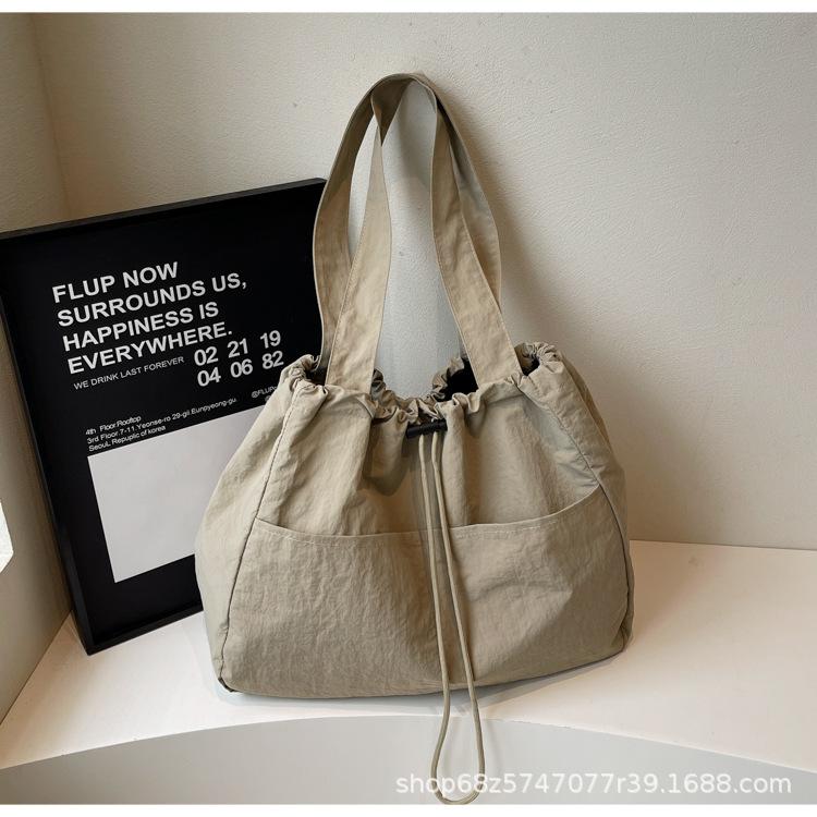 

2025 new solid color large capacity niche design fashionable versatile shoulder bag handbag student class tote bag хакі