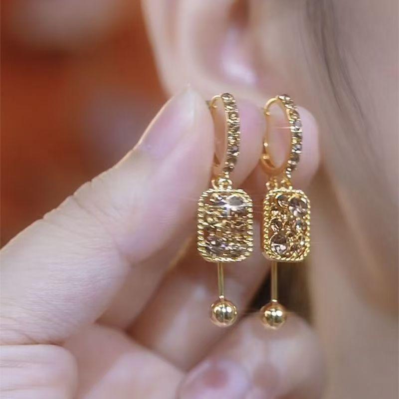 

Retro design high sense geometric earrings, new trendy temperament square zircon ear buckle Internet celebrity earrings