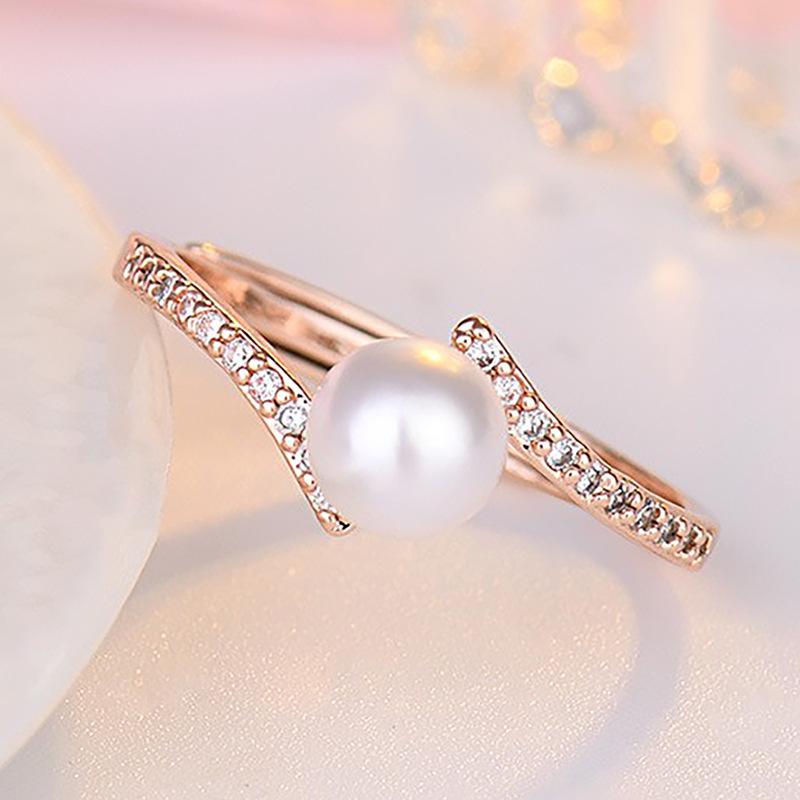 Anello Estivo di Perle d'Acqua Dolce: Design alla moda giapponese di lusso leggero per donne, perfetto per essere indossato sull'indice o sul mignolo.