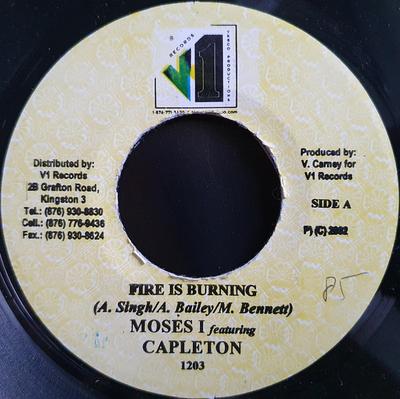 Disque 7 pouces MOSES I, CAPLETON - Fire Is Burning AUCUN V1 Records 2002 Jamaïque Reggae, Ska & Dub Occasion
