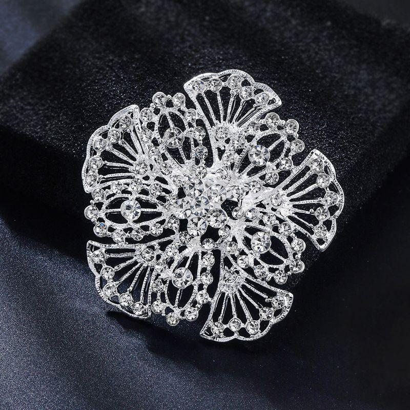 Vintage European and American Rhinestone Flower Brooch for Women, Elegant and Luxurious, Suitable for Suits, Coats, and Jackets, Brooch Accessory
