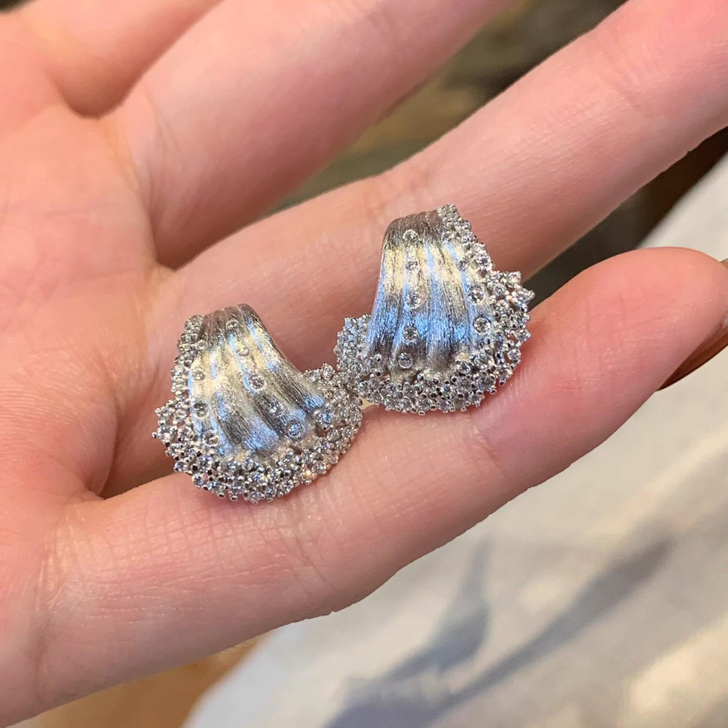 

Original design brushed sea wave inlay diamonds earings stud creative and exquisite earrings for women wedding banquet срібний