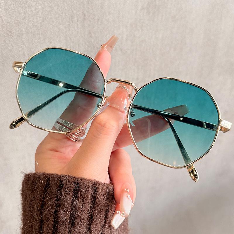 

New Fashion Square Sunglasses Women Retro Metal Unisex Sun Glasses Trendy Classic Style Punk Gradient Shade Glasses