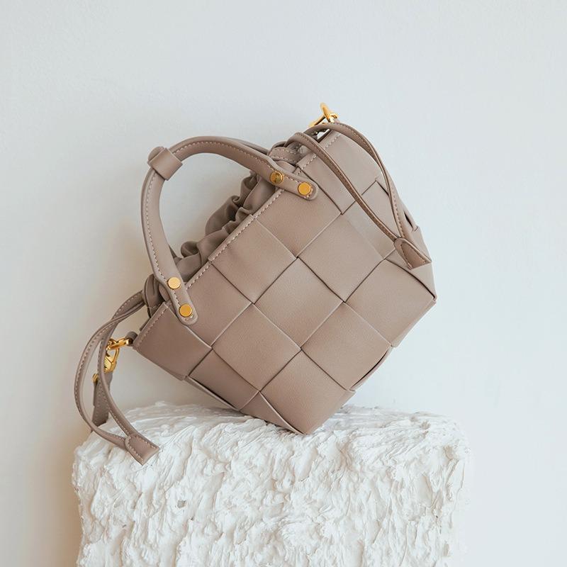 Leather woven handbag substitute square vegetable basket bag OEM niche shoulder messenger bag ODM