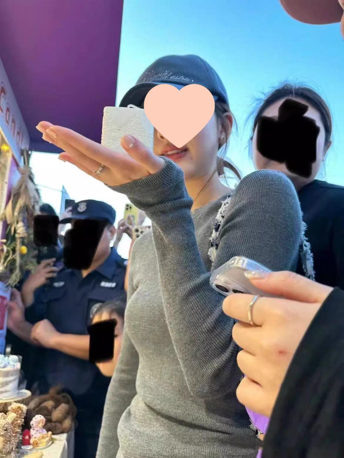 

Grey Round Neck Slim Fit Knit Sweater for Women - Zhao Lusi Inspired Winter Style Large сірий