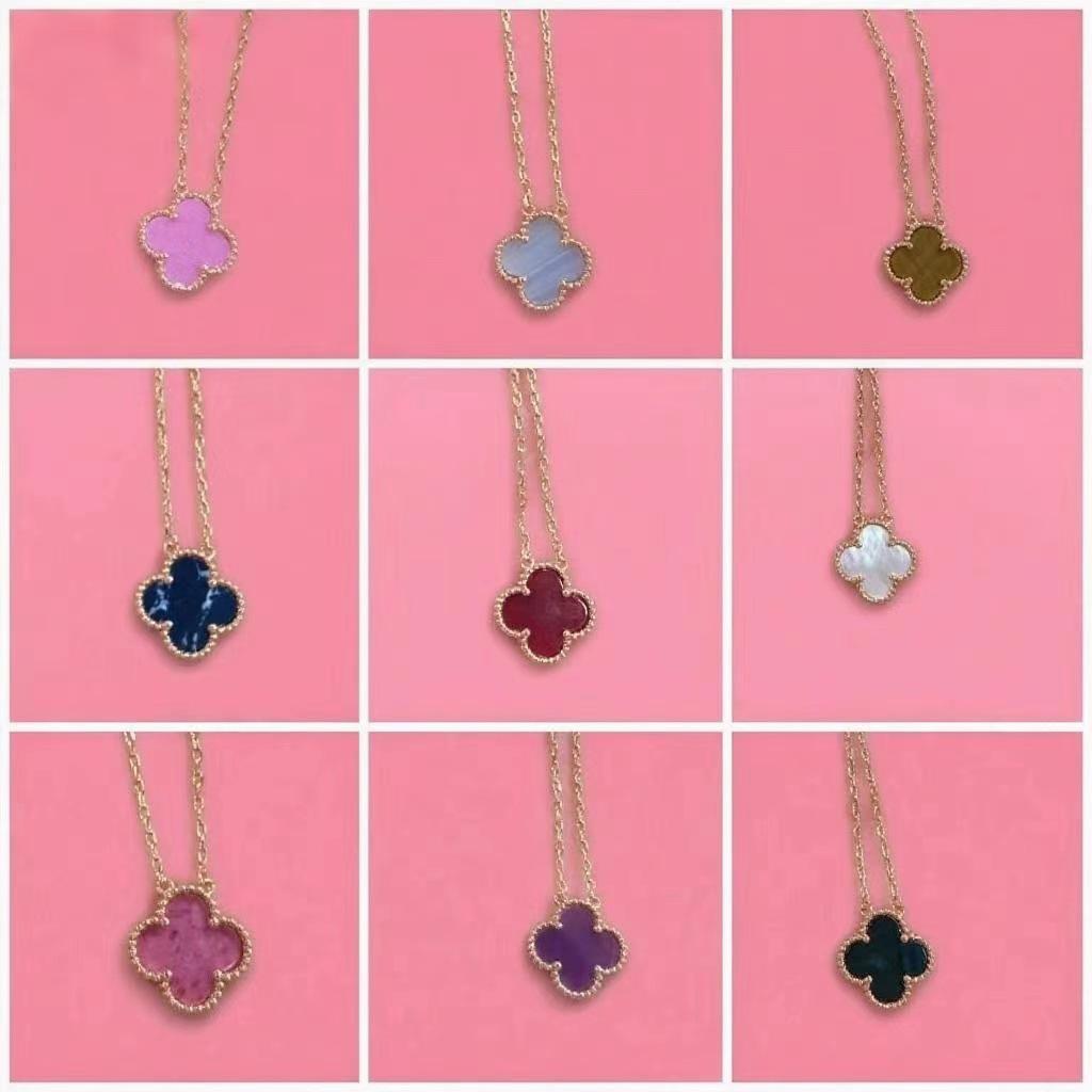 Halskette mit vierblättrigem Kleeblatt, 18 Karat vergoldet, mit Anhänger aus rosenrotem Chalcedon, Achat und weißem Muschelkern für Damen