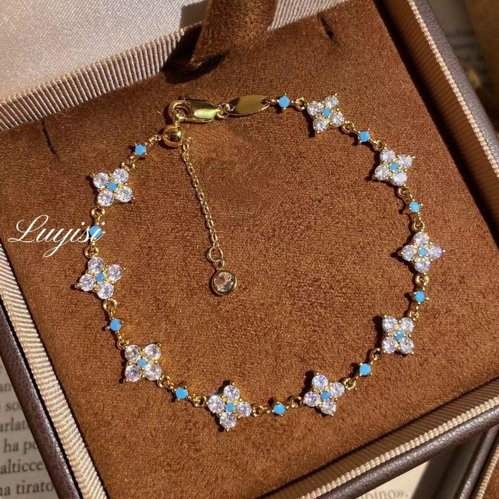 Four-leaf Clover Bracelet Sophisticated and Stylish A Versatile and Sweet Accessory for Women