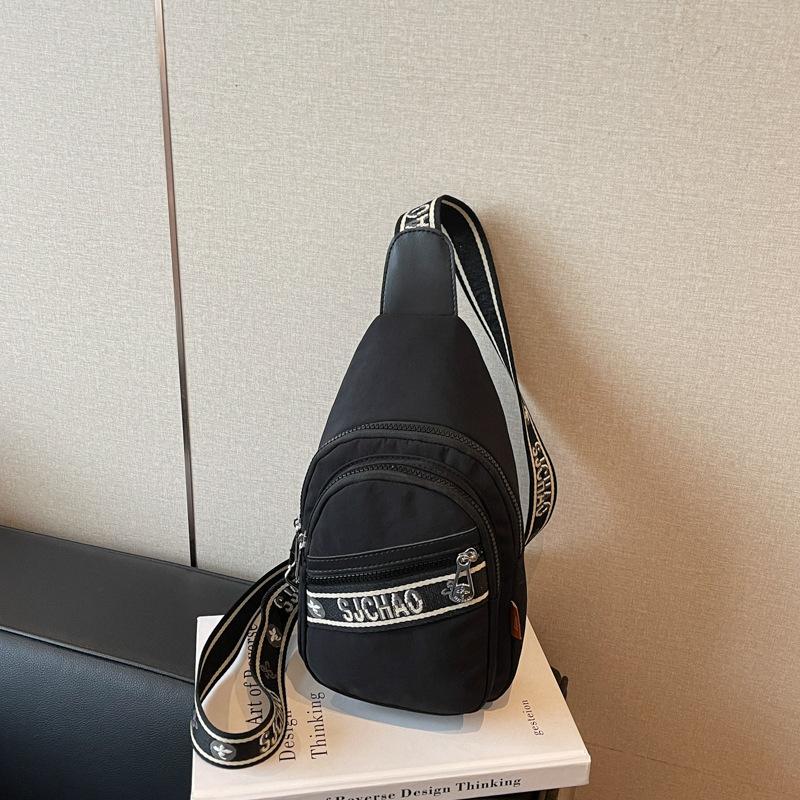 

Breast bag Lightweight messenger bag Summer new splicing contrasting color travel Casual versatile commuter breast bag чорний