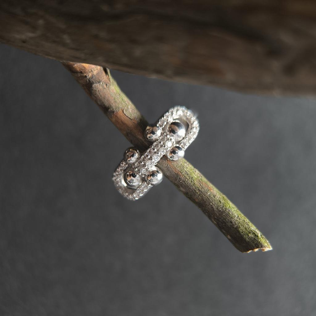 Серебряное кольцо с фианитами 0.32ct, вес изделия 2,27 гр (2197669)