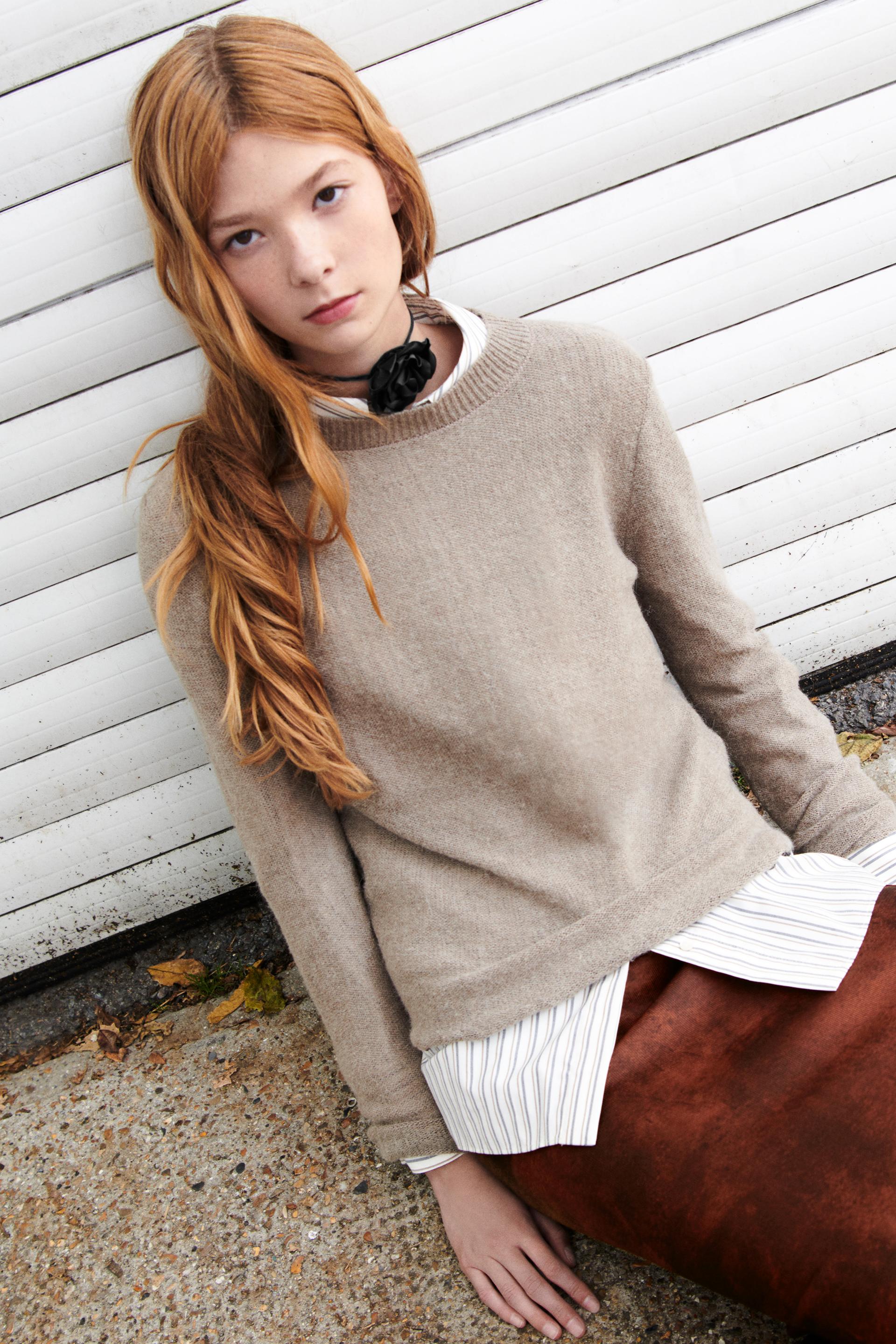 

ТРИКОТАЖНЫЙ СВИТЕР С РУЧНОЙ ОТДЕЛКОЙ