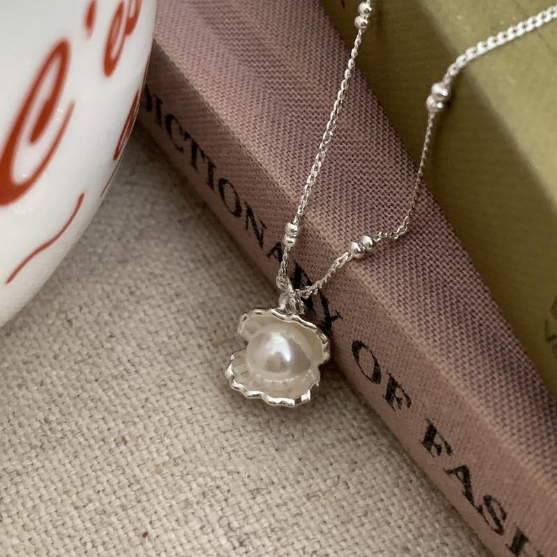 Designer Fashion Design Shell Pearl Necklace for women Light Luxury Stylish Pendant Wedding Popular silver