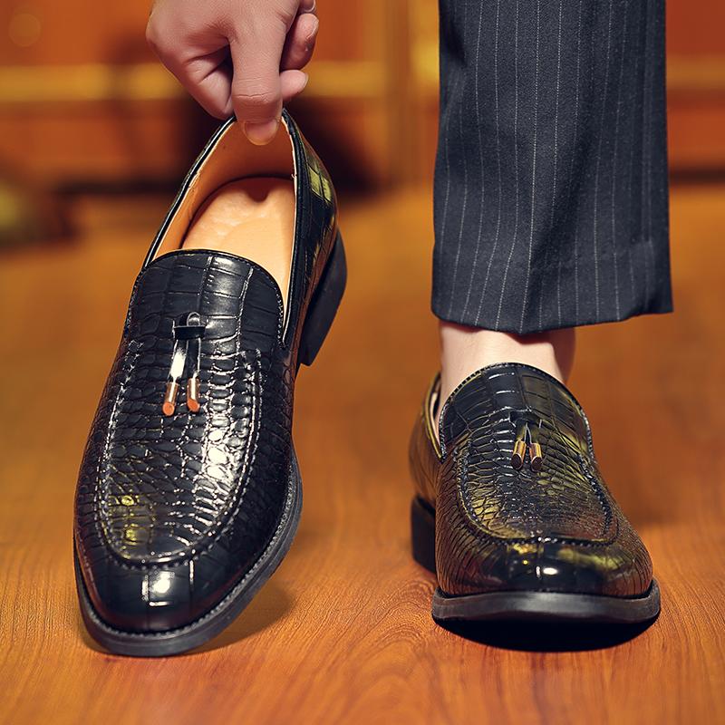 Designer New Gentleman Tassels Loafers Men's Pointed Slip On Patent Leather Formal Wedding Prom Dress Homecoming Footwear