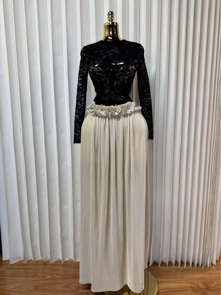 Elegantes Abendkleid mit hohem Bund, langen Ärmeln, Spitze und plissiertem Rüschenrock