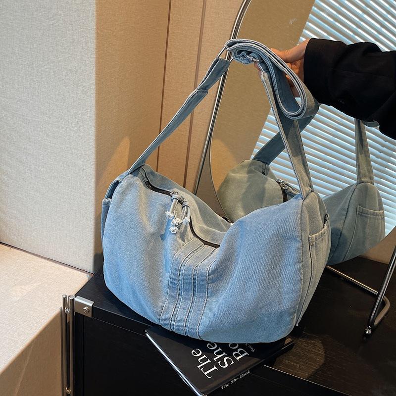 

Джинсовая сумка-тоут женская большой вместимости новая осенне-зимняя для досуга литературная и художественная на одно плечо мессенджер для поездок на работу светло-синий