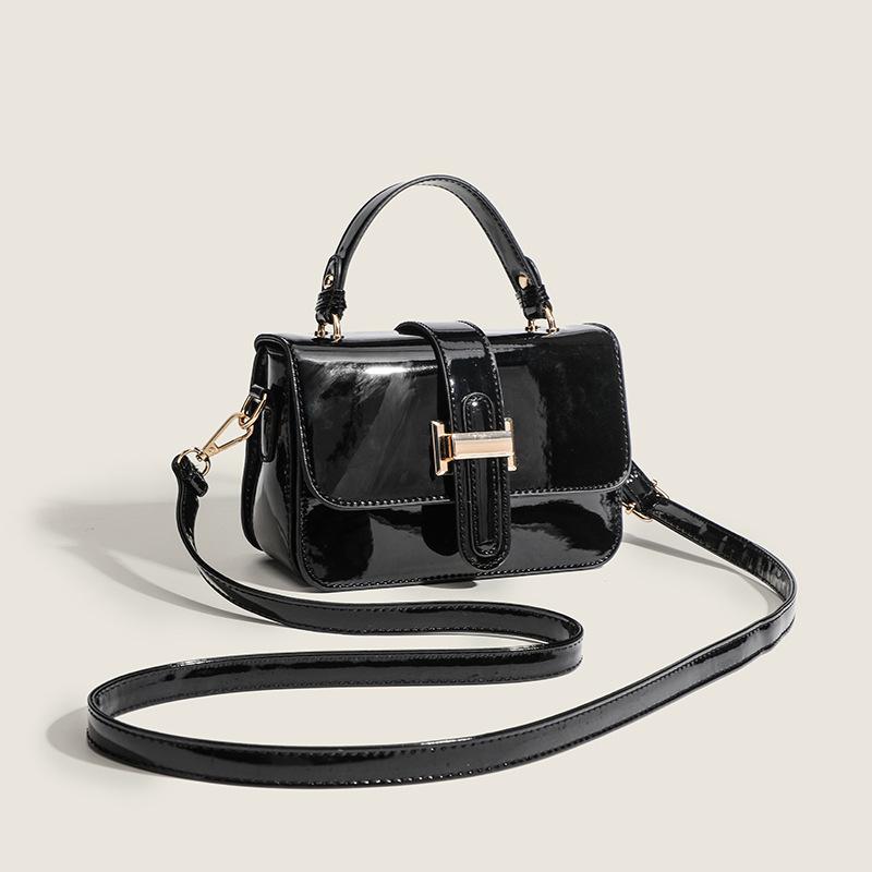 Niche versatile portable small square bag women's 2025 new fashion glossy shoulder messenger bag simple commuter small square bag