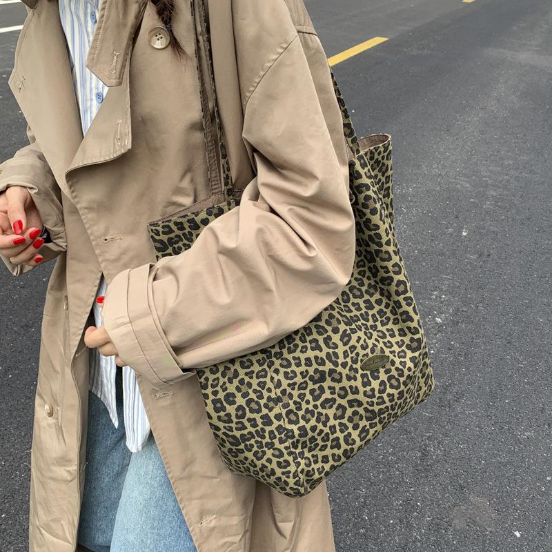 

Сумка с леопардовым принтом женская большой вместимости 2025 новая осенне-зимняя повседневная плечевая сумка для покупок, популярная сумка-тоут для поездок в этом году