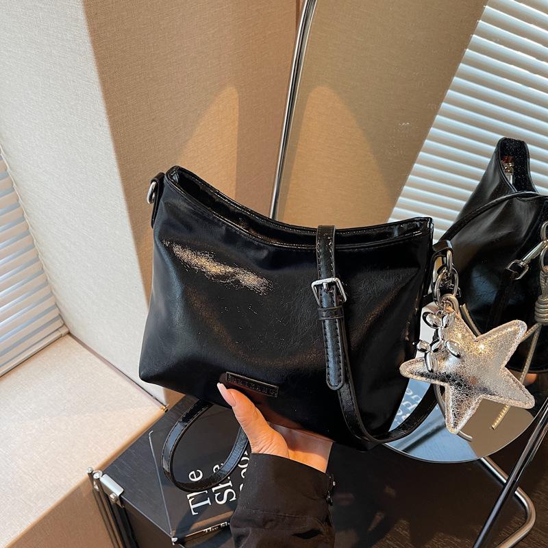 Today's popular small bags for women's new autumn and winter retro versatile messenger bags single shoulder underarm bucket bags