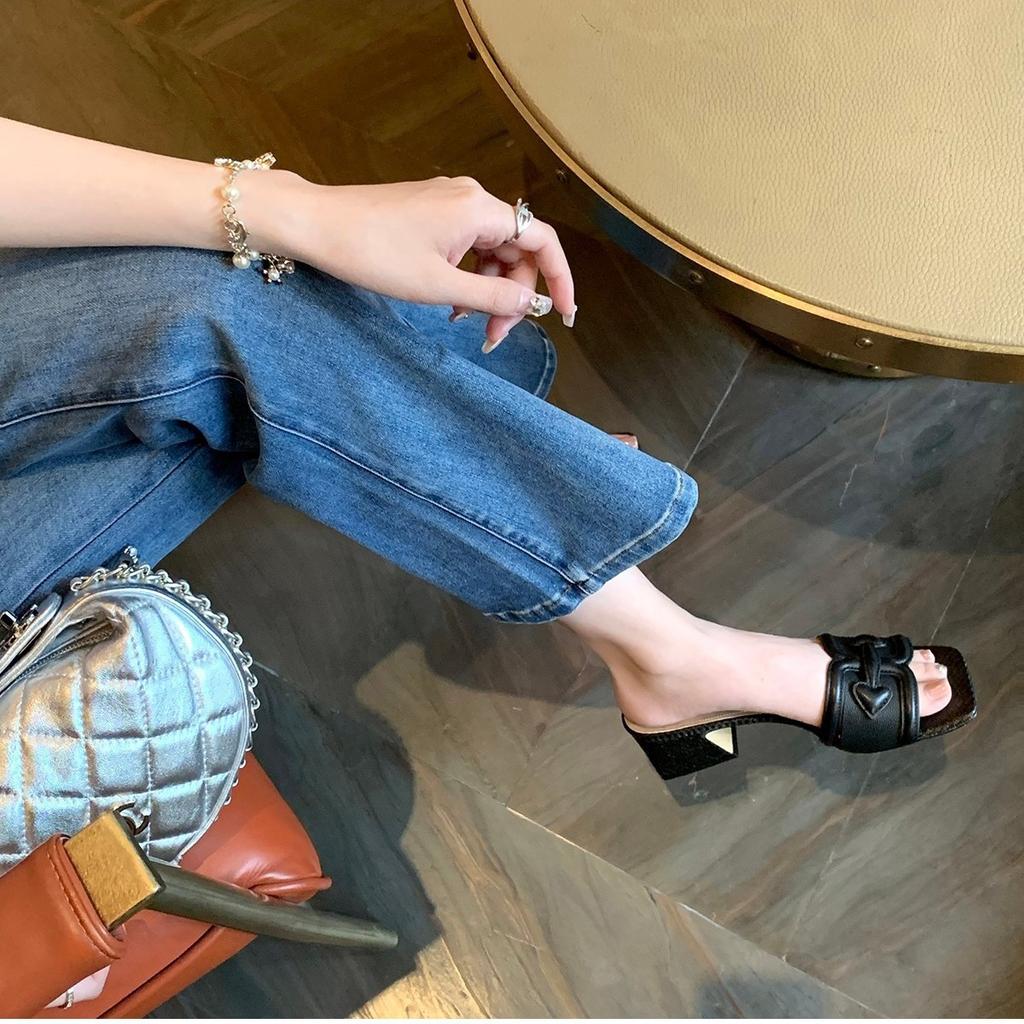 Grape mother of the same style | Summer new fashion straw woven flat bottom square head vacation with outer slippers women