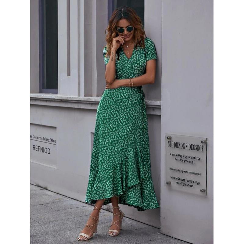 Wickelkleid mit Blumenmuster und V-Ausschnitt und kurzen Ärmeln 2022