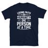 Den Glauben an die Menschheit verlieren, eine Person nach der anderen Kurzarm-Unisex-T-Shirt