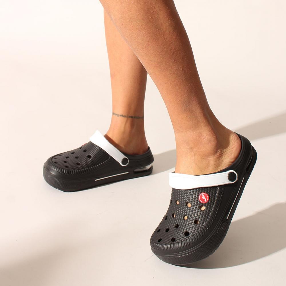 

Черно-белые тапочки унисекс с крестами