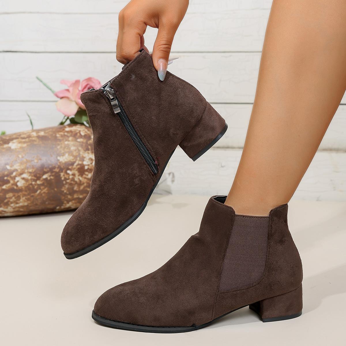 

Жіноче взуття нові гостроносі короткі чоботи 2025 вибух товстий каблук жіноче взуття осінь і зима замшеві чоботи 2025 вибух 43 темно-коричневого кольору