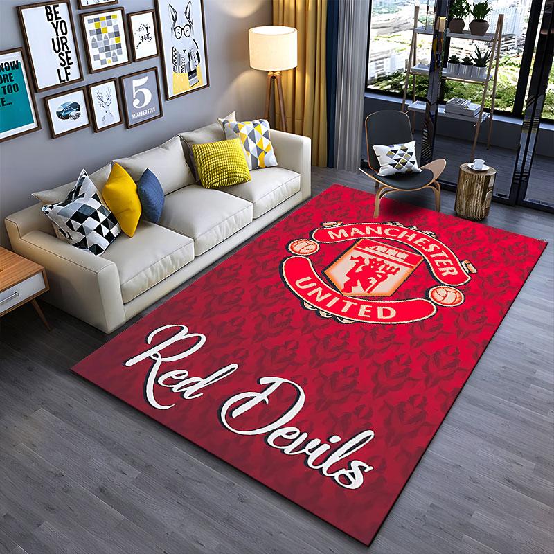 Dywanik z logo Manchester United odpowiedni jako mata antypoślizgowa do salonu lub sypialni przy sofie