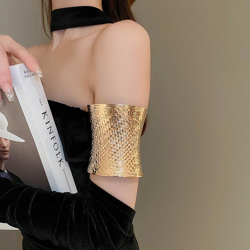 European Cold Style High-End Metal Pleated Bangle: Luxury Women's Temperament Bracelet