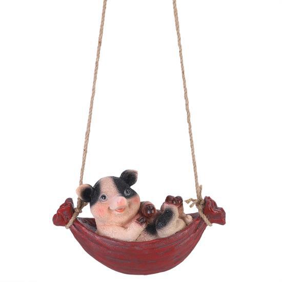 

Милая статуэтка животного из смолы, подвесное украшение на дерево, наружное украшение для парка, сада, двора, свиньи с качелями