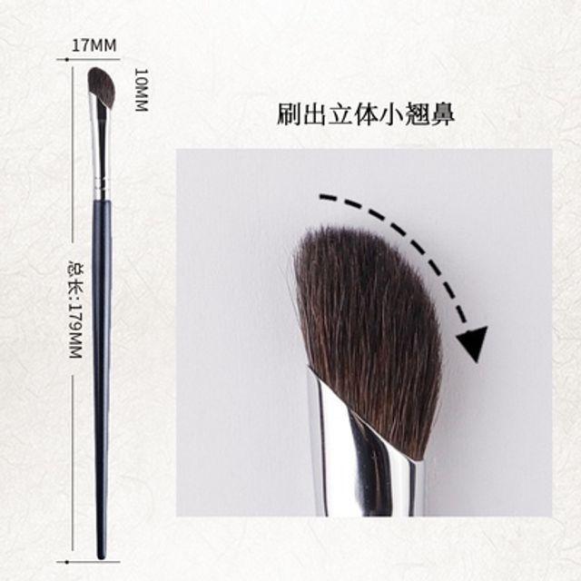

AME - Slanted Nose Contour Brush