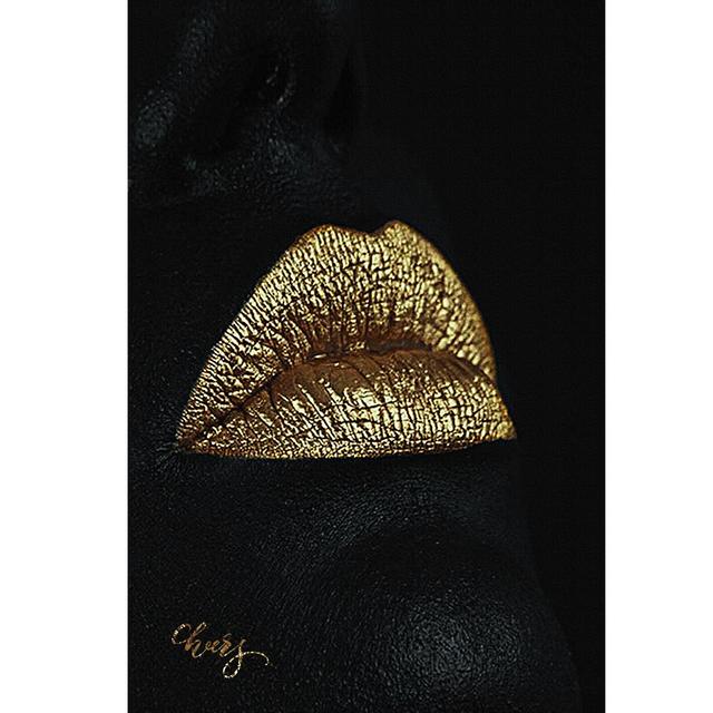 Pôster preto deslumbrante de mulher impresso em tela na sala de estar