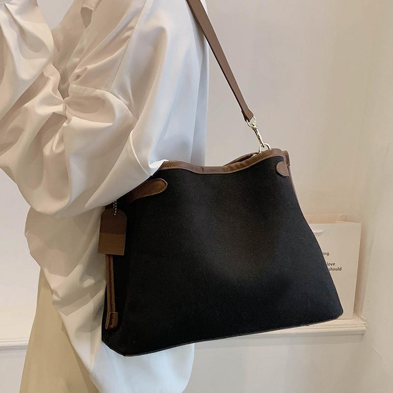 Vysoce kvalitní dámská crossbody taška Módní kontrastní barva Patchwork Velká kapacita Dámská plátěná taška ve tvaru kbelíku Klasická retro kabelka