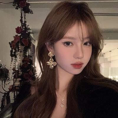 Die reichen und edlen Blumen der Welt haben einen Sinn für Luxus, übertriebene goldene Promi-Kleid-Ohrringe Retro leichter Luxus Temperament Stecker