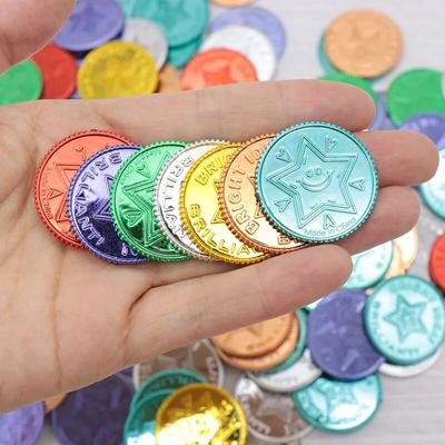 100 יחידות משחק אירוע חג המולד אוצר פיראט זהב מטבע שבעה צבעים משאלה מטבעות מזל פלסטיק אבזרי מטבעות זהב לדקו מסיבת חתונה