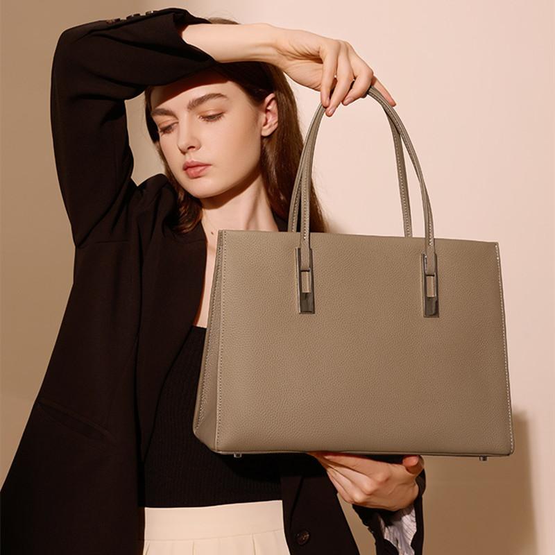 2025 Luxury Designer Women's Elegant Leather Tote Bags Genuine Leather Large Capacity Handbags Trendy Cowhide Shoulder Bag