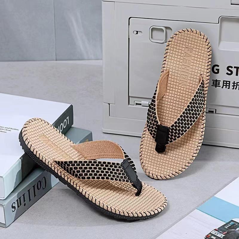 New foot-pinching flip-flops summer cool slippers wear non-slip beach shoes casual