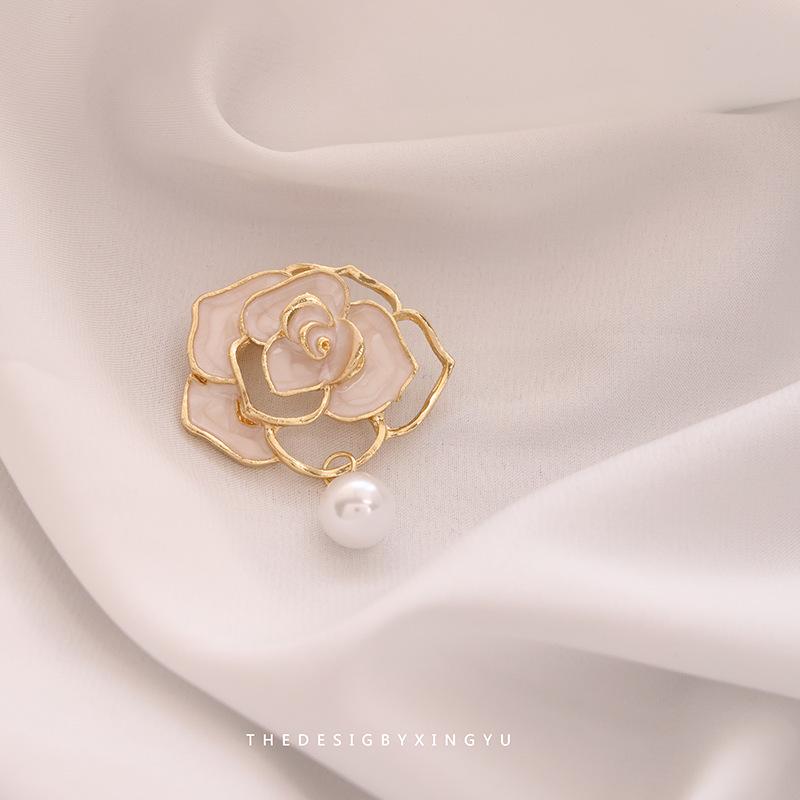 Broche Elegante de Pérola Dourada e Espiga de Trigo: Acessório Versátil e de Alta Qualidade para Mulheres