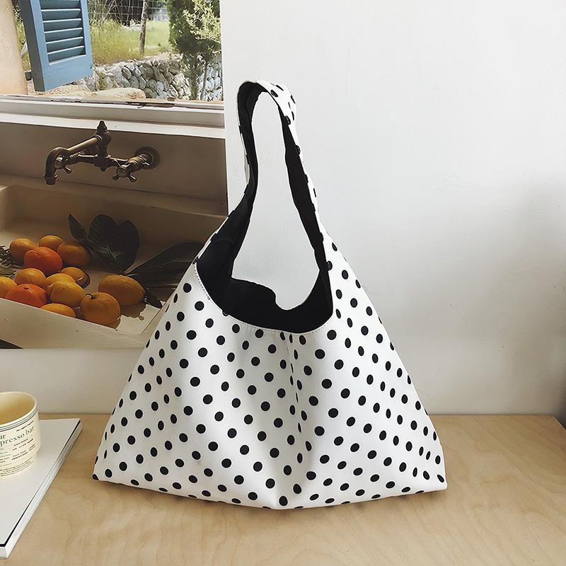 Velká taška Tote s puntíky a prostorným designem pro nákupy a každodenní použití
