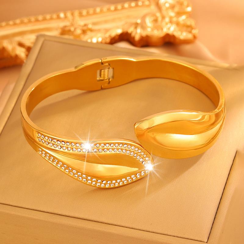 Open Vintage Leaf Wide Electric Bracelet