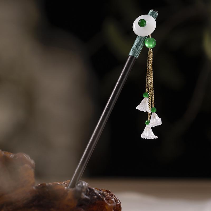 Vintage-Style Ebony Imitation Hairpin with Tassels and Wooden Step-Shaking Design for Hanfu and Ancient Costume Accessories