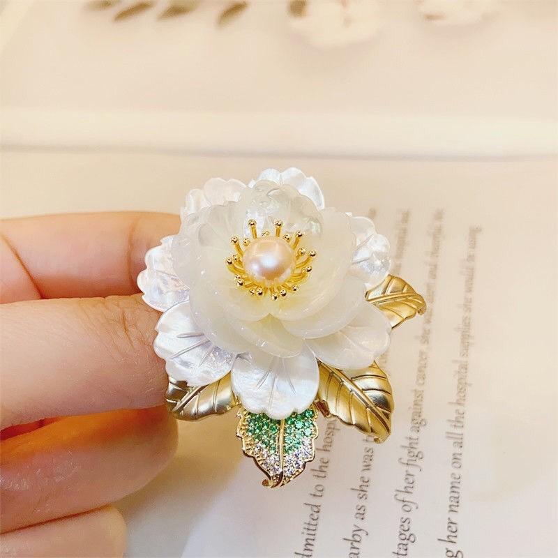 

Пресноводный жемчуг Высококачественный пион Цветок Натуральный жемчуг из ракушек Дворцовый чеонгсам Аксессуары Брошь Женский корсаж золотой