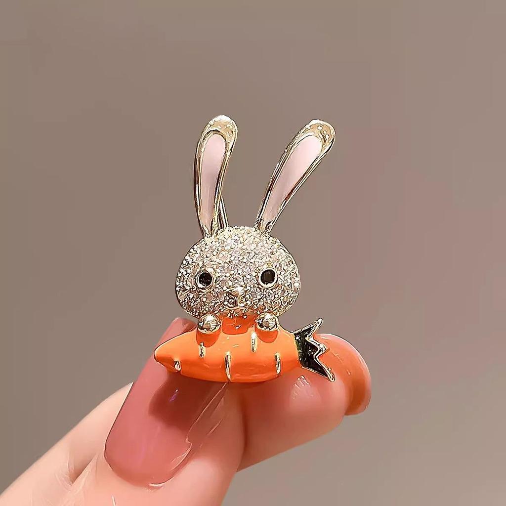 Chic Rabbit Brooch: Trendy Anti-Exposure Pin for Sweaters & Cardigans