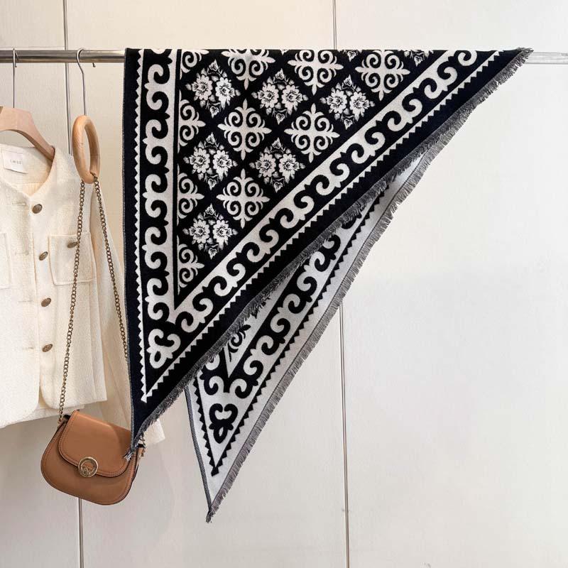 Spot autumn and winter roll grass triangle towel European and American retro skin-friendly boutique jacquard cashew flower imitation cashmere shawl