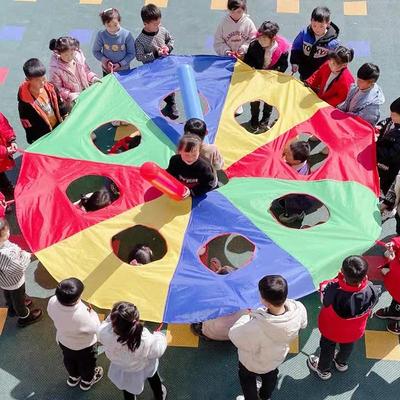 Regenbogen-Fallschirm Whack-a-Mole: Frühkindliche sensorische Förderung für Eltern-Kind-Spiel im Freien