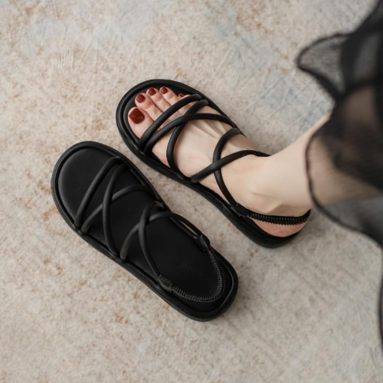 

Internet celebrity sandals female 2025 spring and summer new daily leisure fairy style versatile flat beach roman sandals 40 чёрный